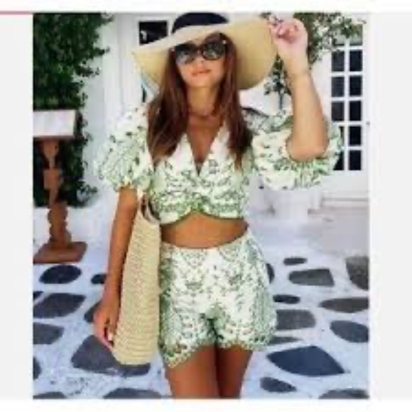 Zara Pants - ZARA Kelly Green & Ecru Floral Eyelet Scalloped Hem Flounce Shorts